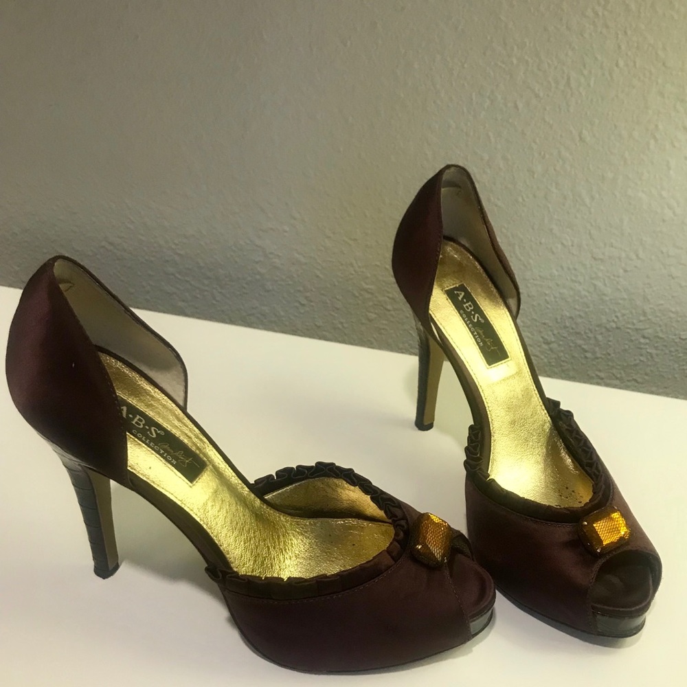 I Allen Schwartz peep toe high heels
